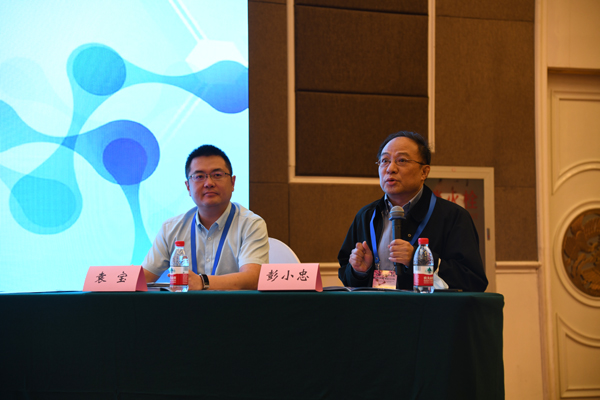 大会报道主持人彭小忠袁宝.jpg