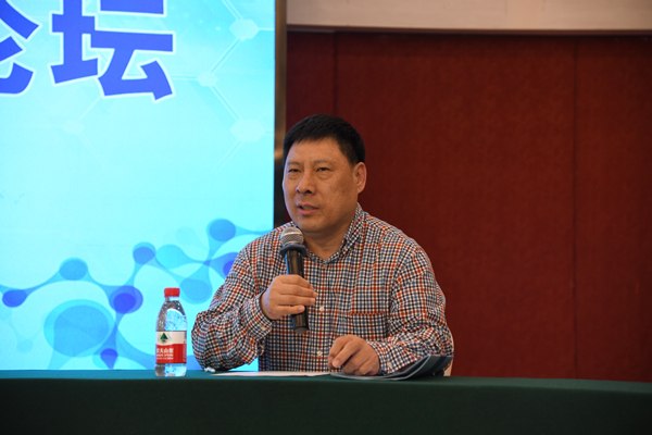 青年论坛主持人李根平.jpg