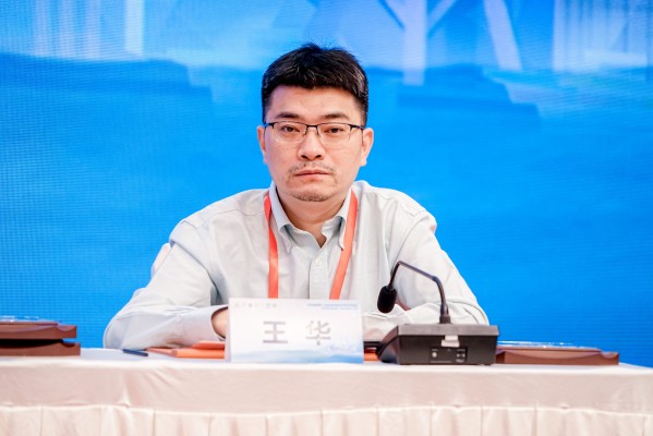 王华.jpg